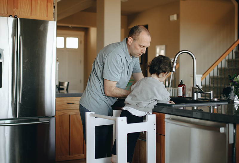 10 sfaturi pentru parinti ocupati: Invatati copiii sa aiba grija de ei